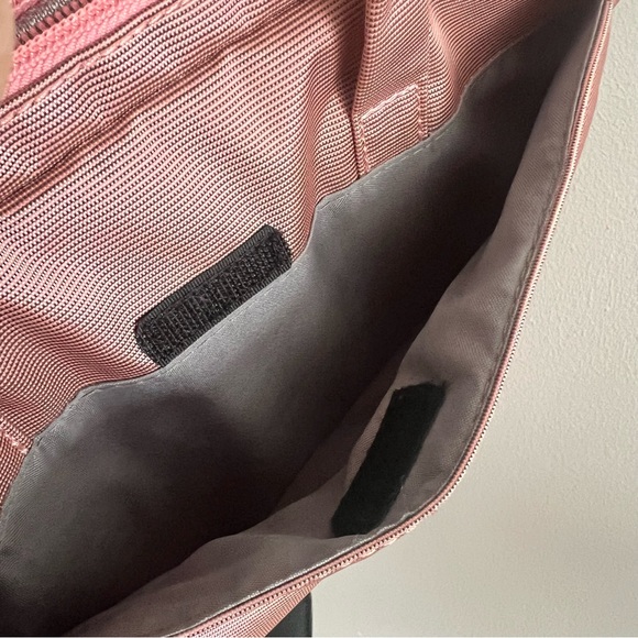 Tucano soft pink laptop bag called “Workout Cable Out” good condition - Picture 3 of 16